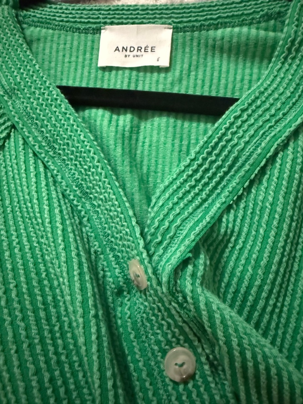 ANDRÉE BY UNIT Bright Green V-Neck Ribbed Henley Shirt - Picture 4 of 4